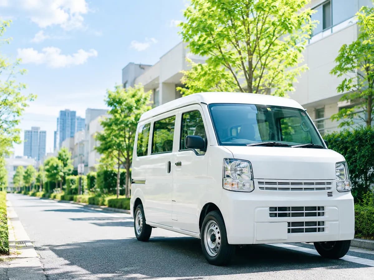 船橋市の並木道と配送用軽バンのイメージ