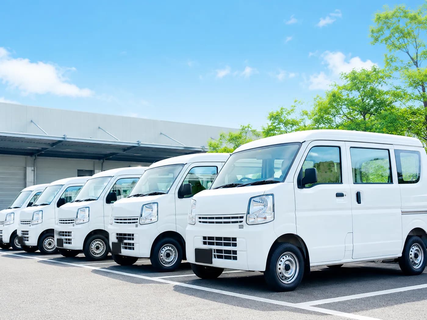並んだ配送用軽バンのイメージ